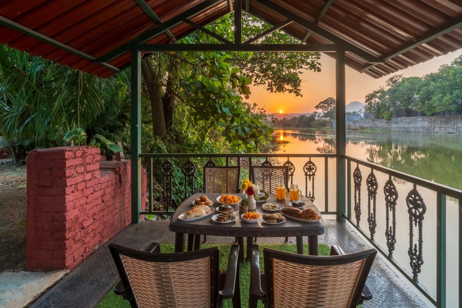 Vintage Estate - Lakeside Allure With Vintage Decor,A Plunge Pool & A Lawn Featuring A Charming Gazebo Karjat Exterior foto