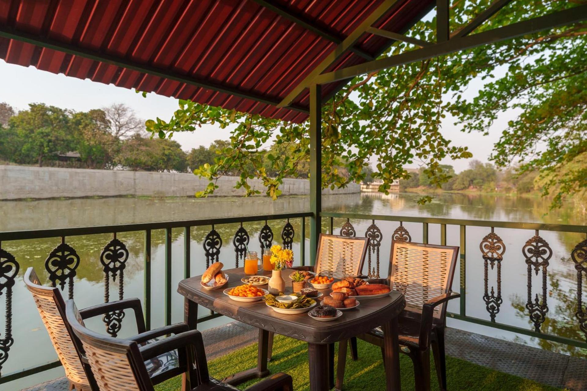 Vintage Estate - Lakeside Allure With Vintage Decor,A Plunge Pool & A Lawn Featuring A Charming Gazebo Karjat Exterior foto